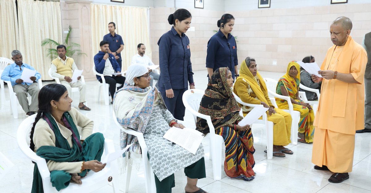 CMOfficeUP's tweet image. जन-जन की समृद्धि एवं खुशहाली हेतु प्रतिबद्ध #UPCM @myogiadityanath ने आज लखनऊ स्थित अपने सरकारी आवास पर &apos;जनता दर्शन&apos; में प्रदेश के विभिन्न जनपदों से आए लोगों की समस्याएं सुनीं।

मुख्यमंत्री जी ने संबंधित अधिकारियों को जनसमस्याओं के त्वरित निराकरण हेतु निर्देशित किया।…