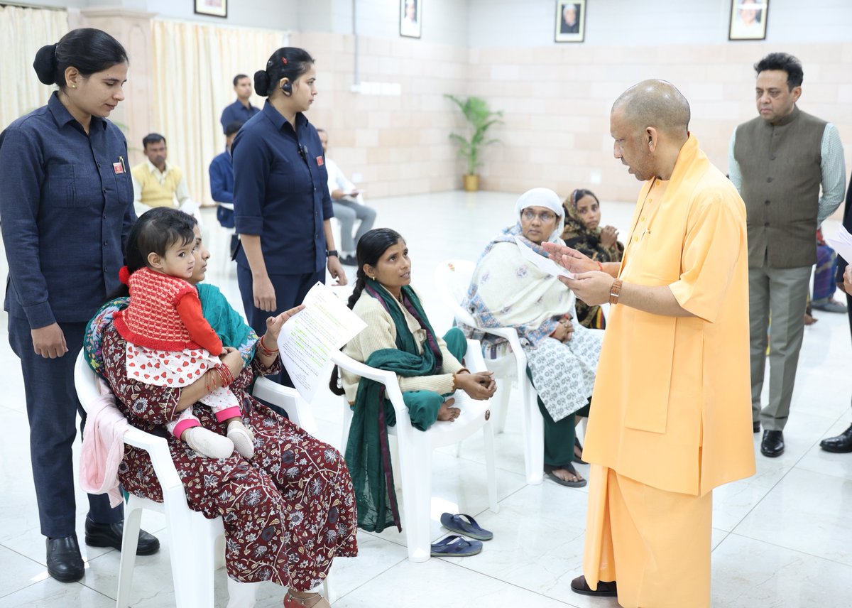 CMOfficeUP's tweet image. जन-जन की समृद्धि एवं खुशहाली हेतु प्रतिबद्ध #UPCM @myogiadityanath ने आज लखनऊ स्थित अपने सरकारी आवास पर &apos;जनता दर्शन&apos; में प्रदेश के विभिन्न जनपदों से आए लोगों की समस्याएं सुनीं।

मुख्यमंत्री जी ने संबंधित अधिकारियों को जनसमस्याओं के त्वरित निराकरण हेतु निर्देशित किया।…
