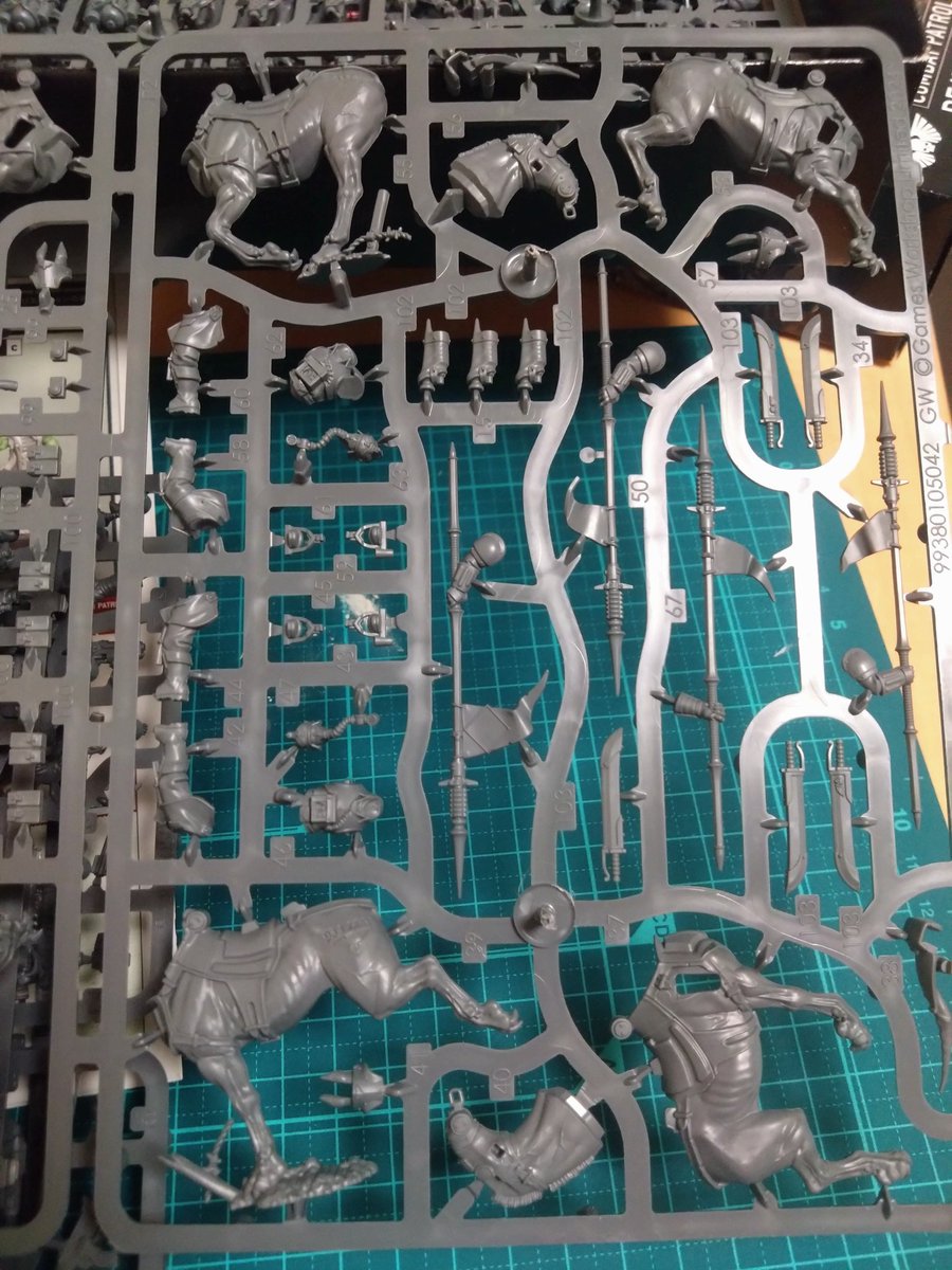 shin08188's tweet image. 分かってはいたつもりだった。
覚悟もできていたつもりだった。
でも目の前にするとかなり気圧されるなこれ。
（宇宙戦争してるのに馬ってなんなんだよ…）
＃ウォーハンマー
＃ウォーハンマー初心者