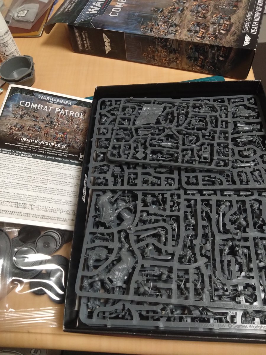 shin08188's tweet image. 分かってはいたつもりだった。
覚悟もできていたつもりだった。
でも目の前にするとかなり気圧されるなこれ。
（宇宙戦争してるのに馬ってなんなんだよ…）
＃ウォーハンマー
＃ウォーハンマー初心者