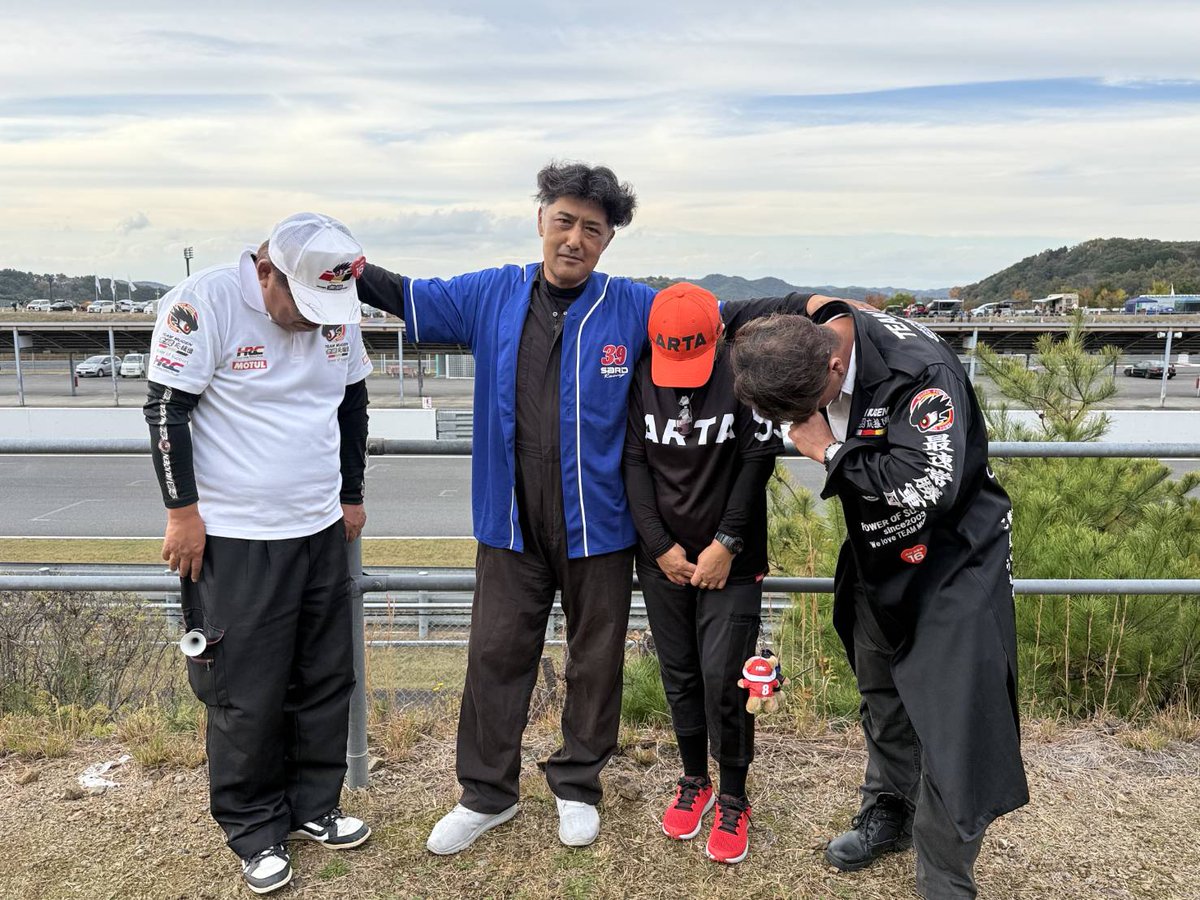 「オラ！チャンピオンメーカー応援団やぞ⁉️頭か高いの‼️」の画像(笑)

こうゆうネタ作りが出来るのも応援団の楽しさです

※あくまでも演出です
このあと無限応援団さんの荷物の見張り番してました(笑)