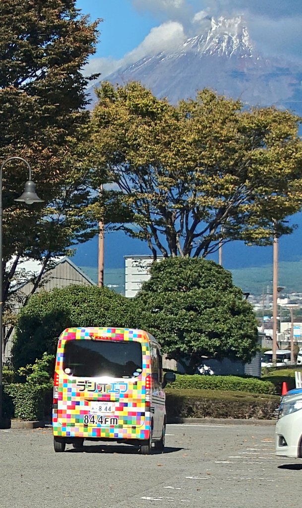 JQ2KPP's tweet image. #虹スタみつけた
(*^▽^)ﾉ こんにちはぁ
今日は朝夕の通勤時に聞いている地元のコミュニティFMの #ラジオエフ の開局20周年記念日ということて富士市富士宮市のエリア内各所で中継しておりナビゲーターの方と記念撮影をしてきました。記念ステッカーも頂きましてありがとうございます。