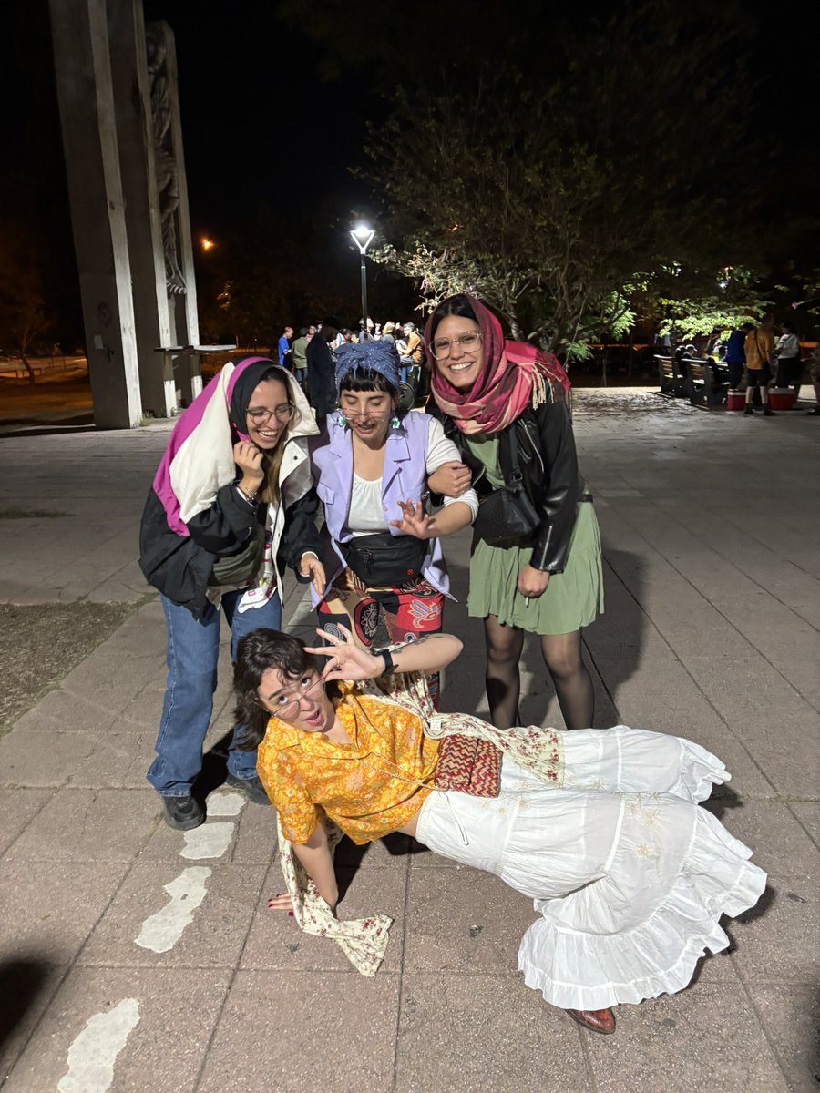 con mis amigas disfrazadas de viejas