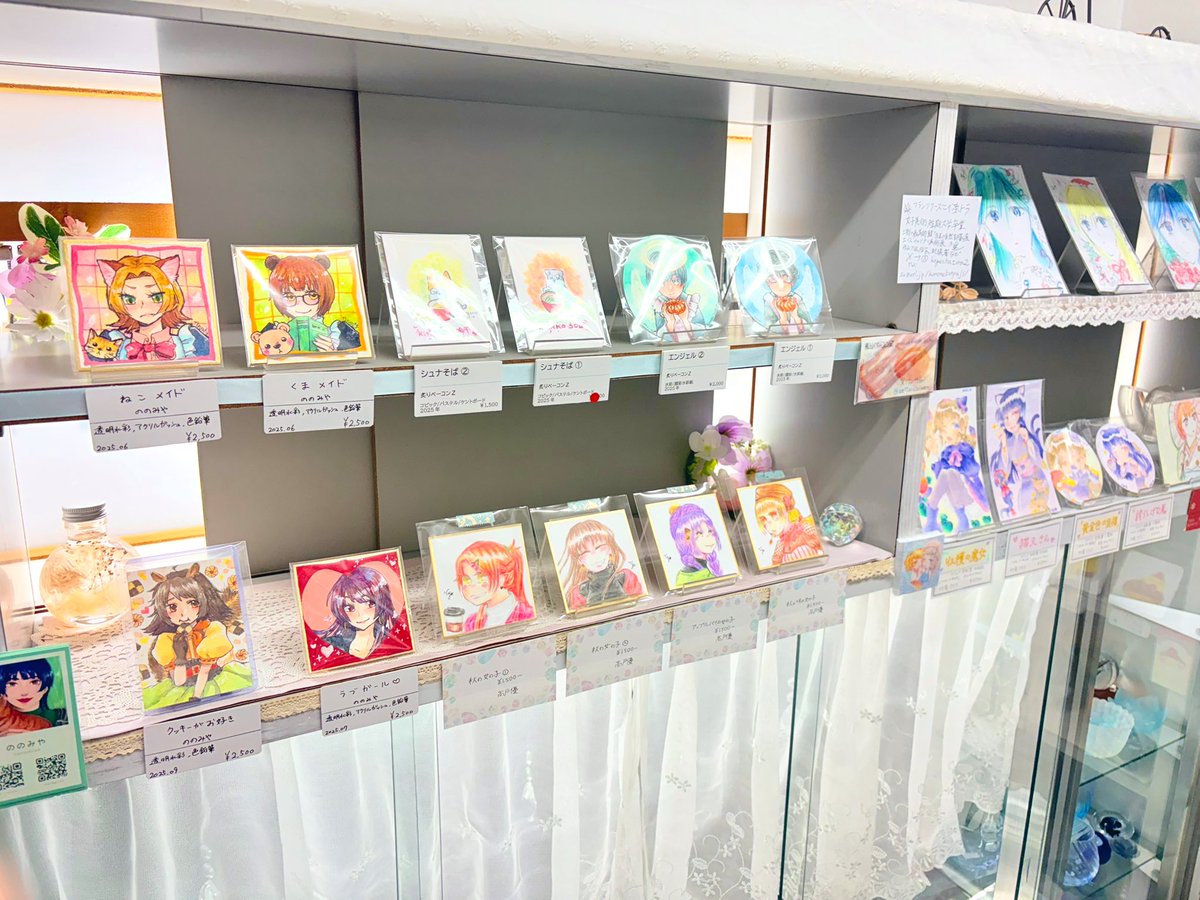皆様こんにちは💐
鎌倉MONAでは展示会「フレームレス展Ⅶ」の3日目がスタートしました✨
42名の素敵な作家様の作品を150点以上展示&amp;販売しています。

展示会の通販は以下の公式サイトにて11月8日（土）20時〜対応を予定しております。どうぞよろしくお願いいたします。🙇‍♀️
↓
kamakuramona.stores.jp/?category_id=6…