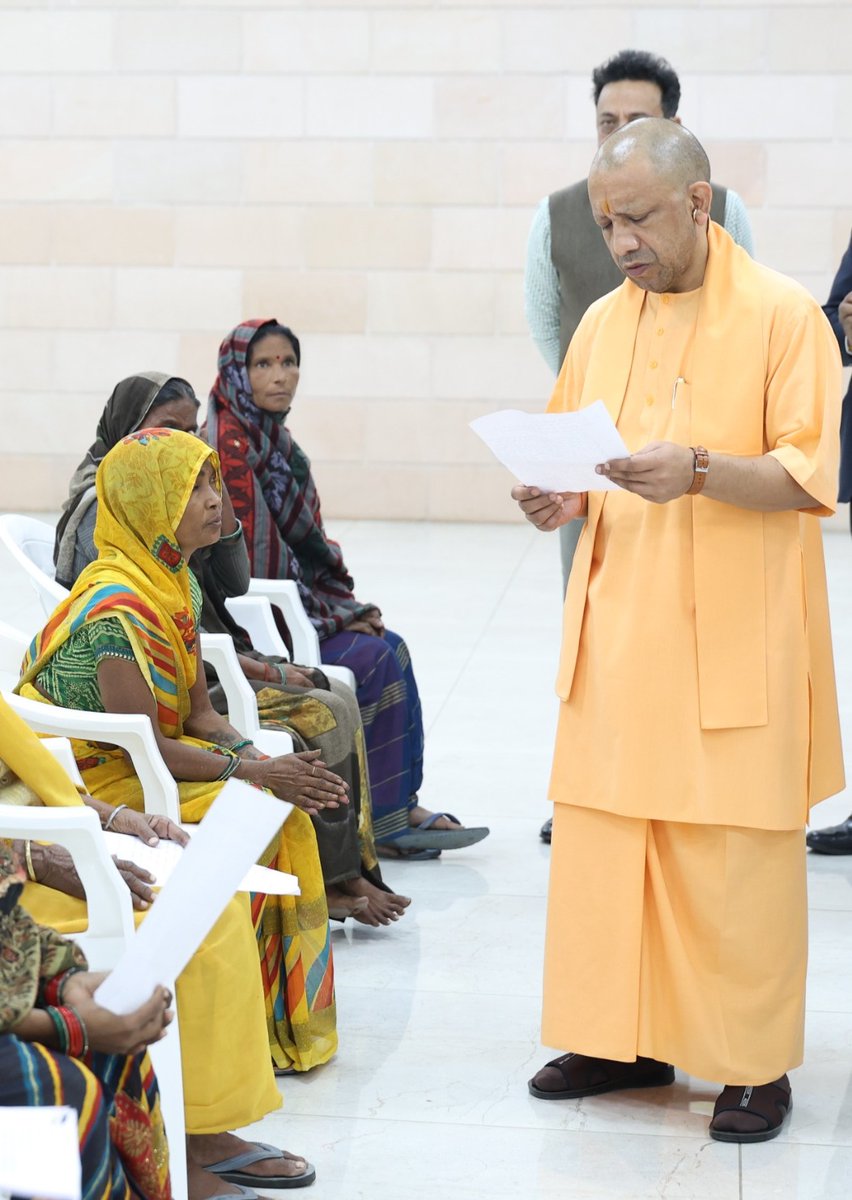 CMOfficeUP's tweet image. जन-जन की समृद्धि एवं खुशहाली हेतु प्रतिबद्ध #UPCM @myogiadityanath ने आज लखनऊ स्थित अपने सरकारी आवास पर &apos;जनता दर्शन&apos; में प्रदेश के विभिन्न जनपदों से आए लोगों की समस्याएं सुनीं।

मुख्यमंत्री जी ने संबंधित अधिकारियों को जनसमस्याओं के त्वरित निराकरण हेतु निर्देशित किया।…