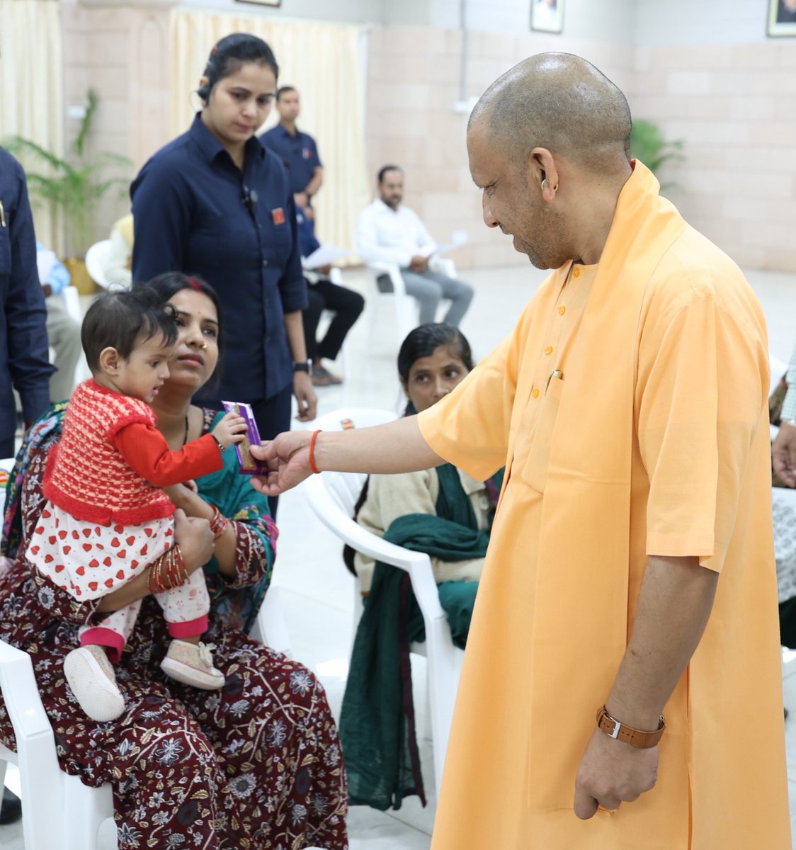 CMOfficeUP's tweet image. जन-जन की समृद्धि एवं खुशहाली हेतु प्रतिबद्ध #UPCM @myogiadityanath ने आज लखनऊ स्थित अपने सरकारी आवास पर &apos;जनता दर्शन&apos; में प्रदेश के विभिन्न जनपदों से आए लोगों की समस्याएं सुनीं।

मुख्यमंत्री जी ने संबंधित अधिकारियों को जनसमस्याओं के त्वरित निराकरण हेतु निर्देशित किया।…