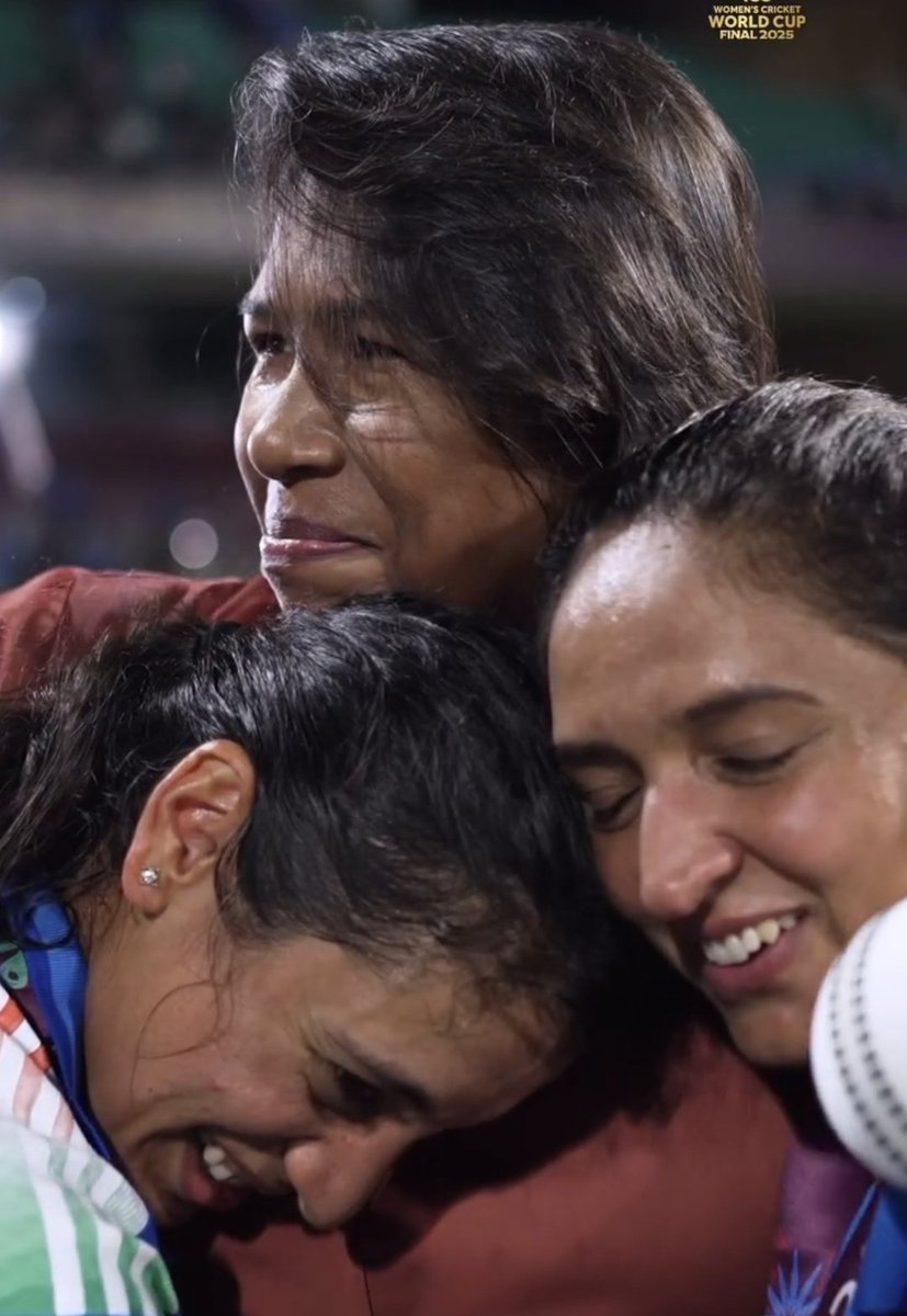 ImTanujSingh's tweet image. The Way Smriti Mandhana &amp;amp; Harmanpreet Kaur hugging Jhulan Goswami after won the World Cup. 🥹♥️

- This is Priceless!