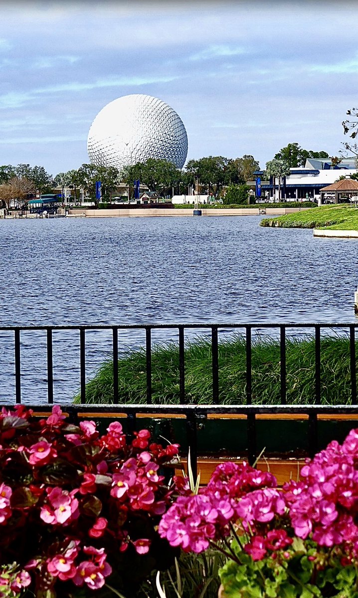 disneypicaday's tweet image. Better late than never #SpaceshipEarthSunday pic!