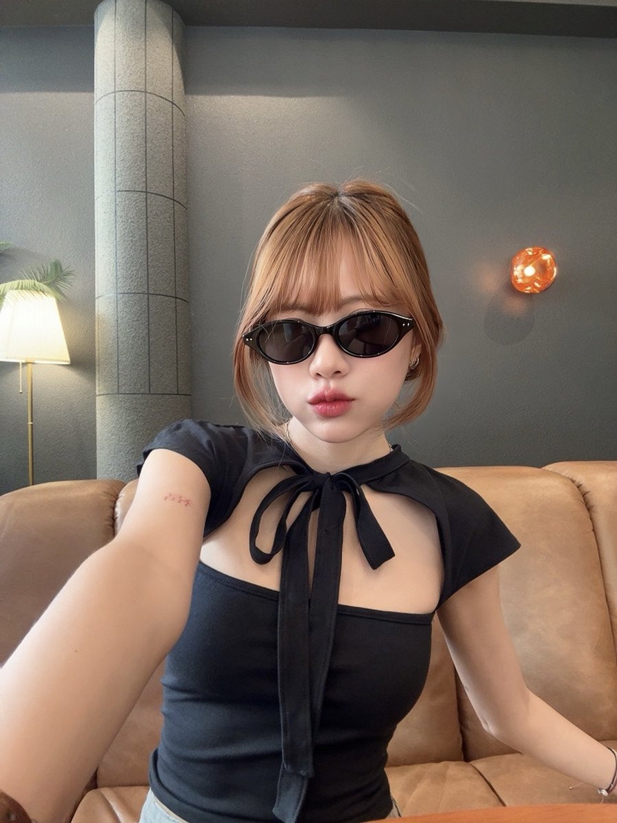 ขอหมวดแว่นแล้วกัน 🤏🏻 แบรนด์ไทยหลักร้อย ที่แปลว่า 300 บาทเอง แต่ทรงสวยมาก เสิร์ฟหน้าเรียว ไม่ง๊องแง๊ง กันแดดได้จริง พกง่ายด้วย