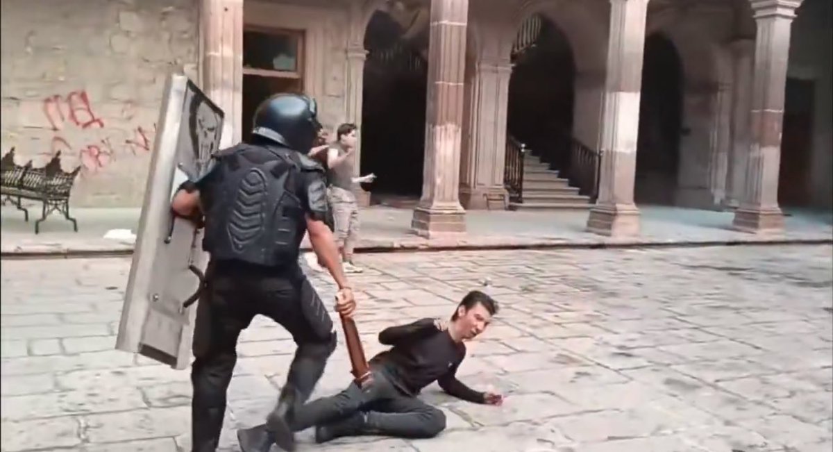 beltrandelrio's tweet photo. Toda la secuencia de los golpes a este manifestante https://t.co/cm22GydB6I