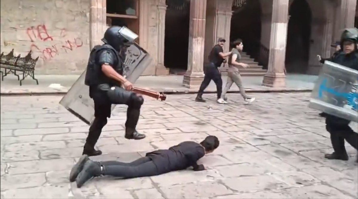 Toda la secuencia de los golpes a este manifestante