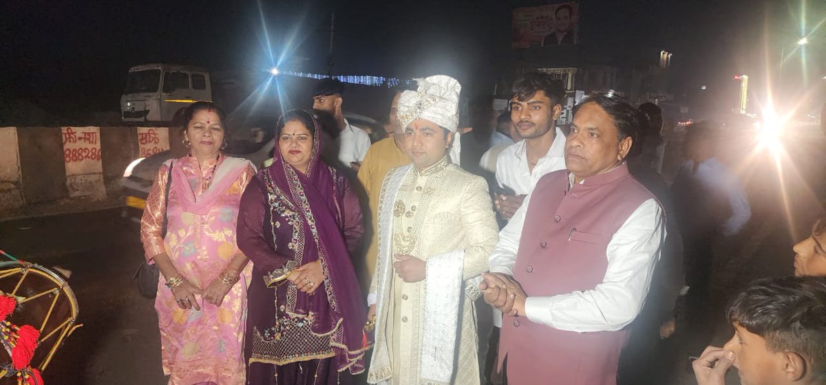 MlcSuresh's tweet image. आज बागपत में डॉ. राजेश कश्यप (लोनी) जी के सुपुत्र के विवाह समारोह की बारात में बागपत में शामिल हुआ।।

नवविवाहित जोड़े को उनके जीवन में सदैव प्रेम, सौहार्द और खुशहाली बनी रहे।
#Sureshkashyap