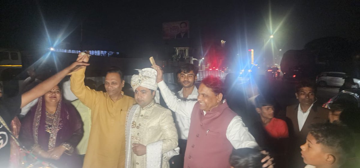 MlcSuresh's tweet image. आज बागपत में डॉ. राजेश कश्यप (लोनी) जी के सुपुत्र के विवाह समारोह की बारात में बागपत में शामिल हुआ।।

नवविवाहित जोड़े को उनके जीवन में सदैव प्रेम, सौहार्द और खुशहाली बनी रहे।
#Sureshkashyap