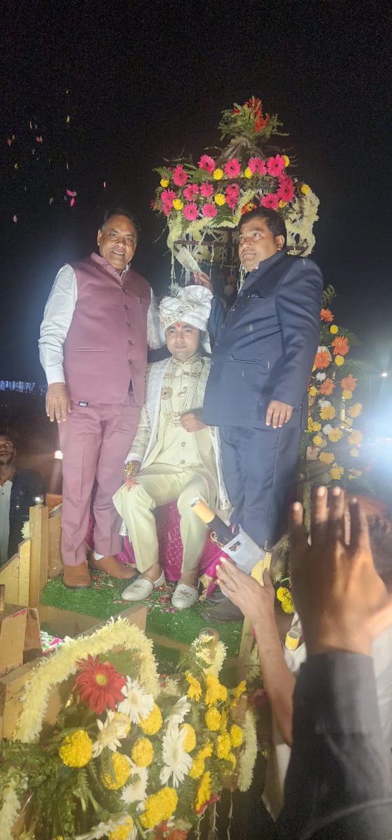 MlcSuresh's tweet image. आज बागपत में डॉ. राजेश कश्यप (लोनी) जी के सुपुत्र के विवाह समारोह की बारात में बागपत में शामिल हुआ।।

नवविवाहित जोड़े को उनके जीवन में सदैव प्रेम, सौहार्द और खुशहाली बनी रहे।
#Sureshkashyap