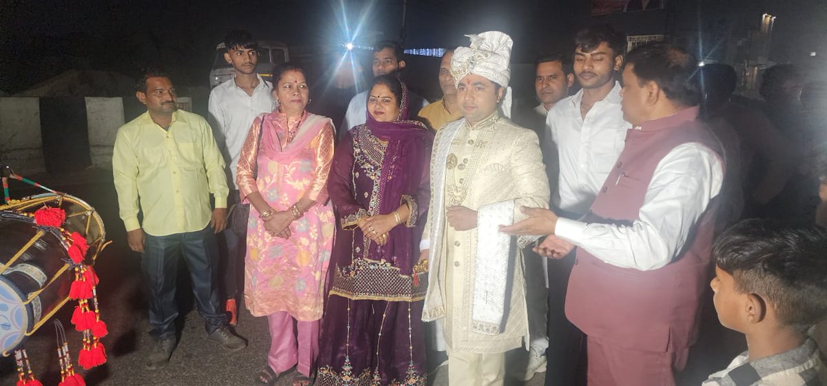 MlcSuresh's tweet image. आज बागपत में डॉ. राजेश कश्यप (लोनी) जी के सुपुत्र के विवाह समारोह की बारात में बागपत में शामिल हुआ।।

नवविवाहित जोड़े को उनके जीवन में सदैव प्रेम, सौहार्द और खुशहाली बनी रहे।
#Sureshkashyap