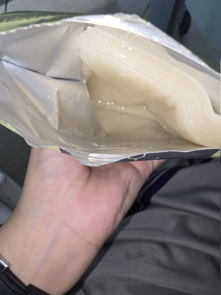 待ってきてたパックを使い切ったので、お母様に頼んで買ってきてもらったヤツ

開けたら美容液たっぷりで思わず
『わぁ(*ˊωˋ*)』って声出た

ただ、たっぷりすぎてシート取り出した時ボタボタ零れたから、ちょっとだけうーん🤔

使用感悪くないし、次もありかなー？