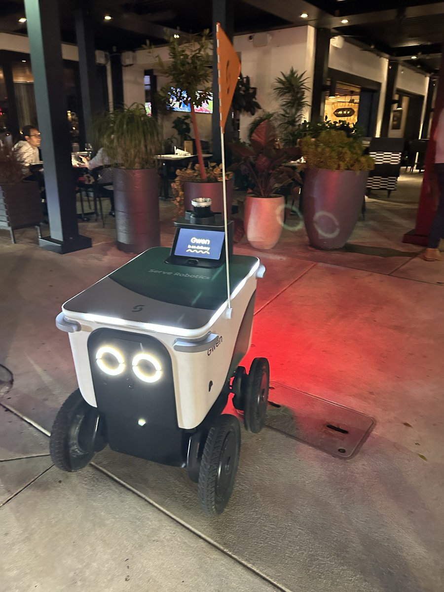 PatVSonti's tweet image. First time seeing a totally robotic food delivery 🚚