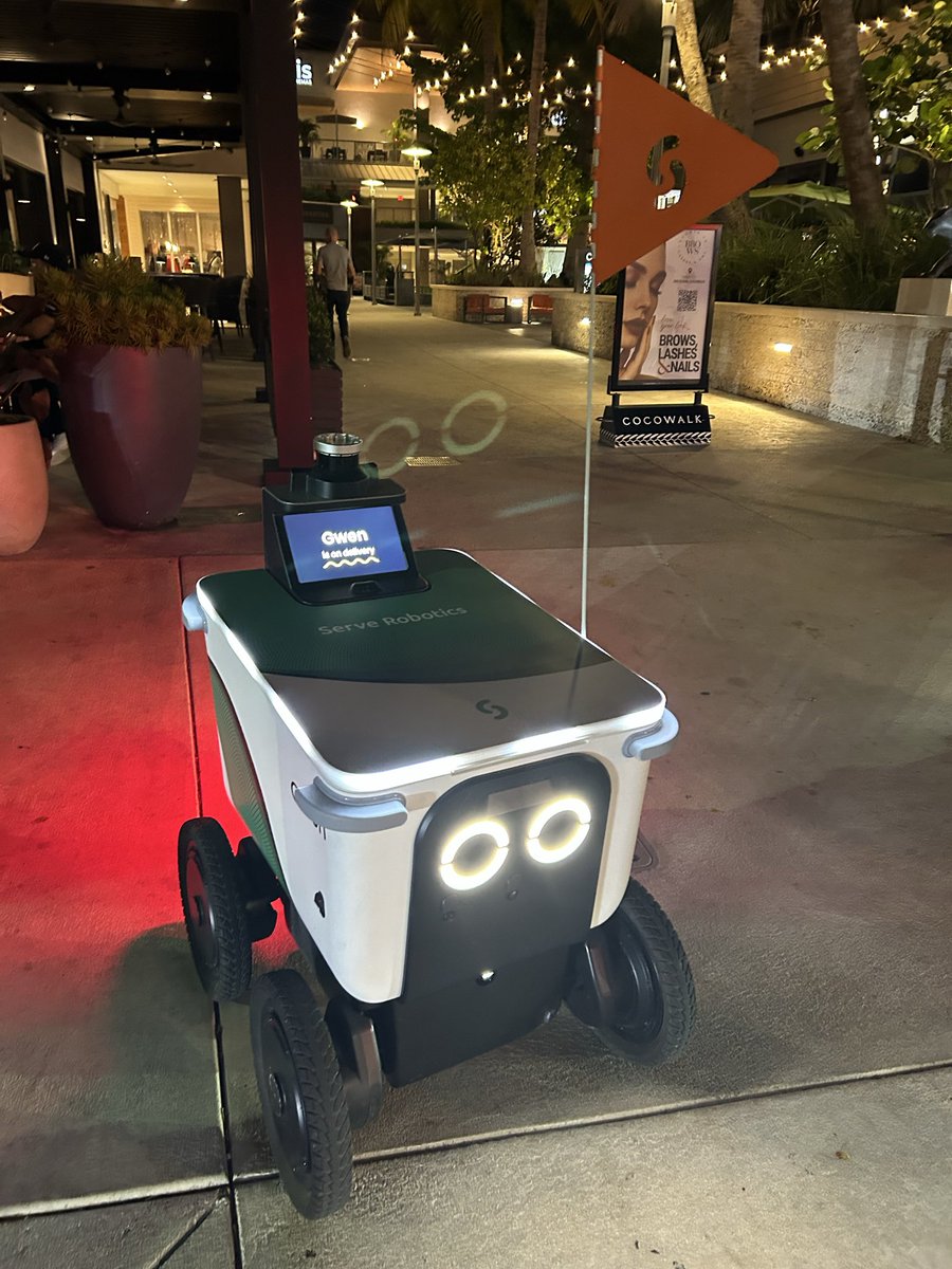 PatVSonti's tweet image. First time seeing a totally robotic food delivery 🚚