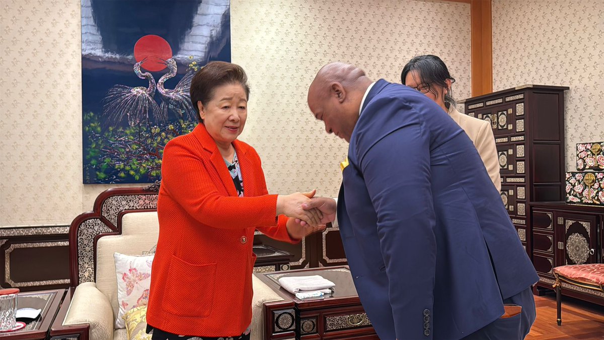 DemianDunkley's tweet photo. The day Pastor Mark Burns met The Mother of Peace, she served Kona Queen Coffee and European chocolates and then ordered him a tailored suit. “Once I am free to travel again, please come to visit me in Hawaii!”
@pastormarkburns #SpiritualDiplomat
#ReleaseTheMotherOfPeace #FreedomFaithPeace