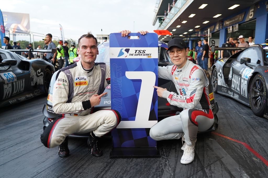 OfficialCONSPIT's tweet image. 🇹🇭🏆 CONSPIT x Laurin Heinrich | 2025 TSS SUPERCAR GT3 CHAMPION

 CONSPIT Ambassador Laurin made a stellar debut in TSS, with his precision and consistency driving him to the championship! 🏆 

#CONSPIT #ProDriversChoice #LaurinHeinrich #AASMotorsport