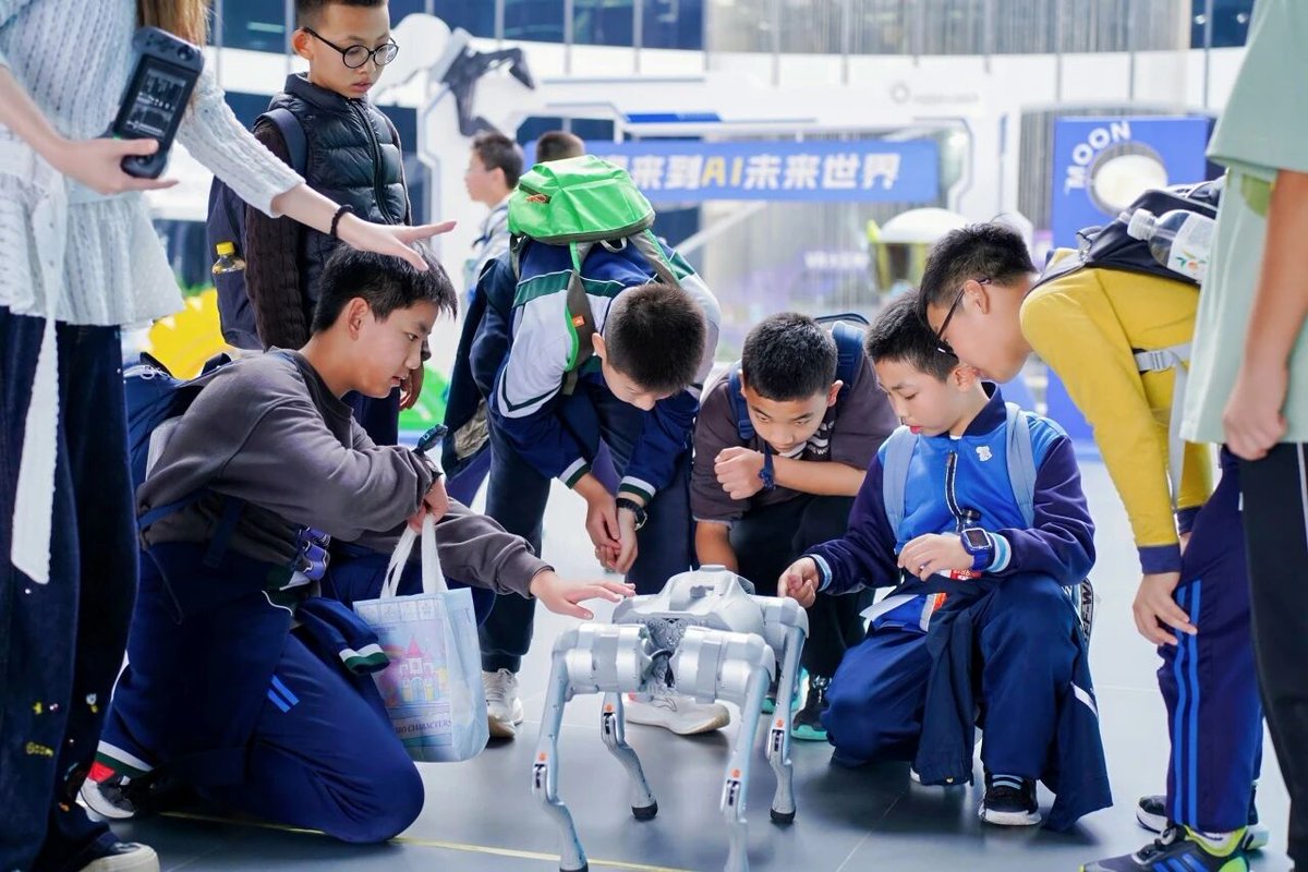 XianyangT's tweet image. 30,000 Strong! AI Innovation Hub Becomes a Hotspot for Autumn Study Tours 🤖
On October 30, China’s Western Region Science and Technology Innovation Harbor in Xianyang Hi-Tech Zone, welcomed its 30,000th student since opening in May!
#YoungHitech #STEAMChina #TechMeetsTradition