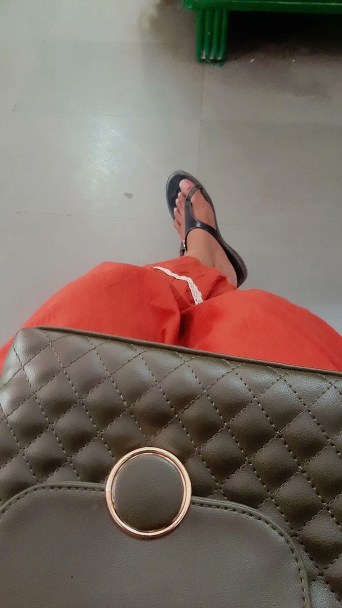 ayushimishra_07's tweet image. बदला न अपने आपको जो थे वही रहे
मिलते रहे सभी से अजनबी रहे

दुनिया न जीत पाओ तो हारो न ख़ुद को तुम
थोड़ी बहुत तो जे़हन में नाराज़गी रहे

अपनी तरह सभी को किसी की तलाश थी
हम जिसके भी क़रीब रहे दूर ही रहे।

-निदा फ़ाज़ली