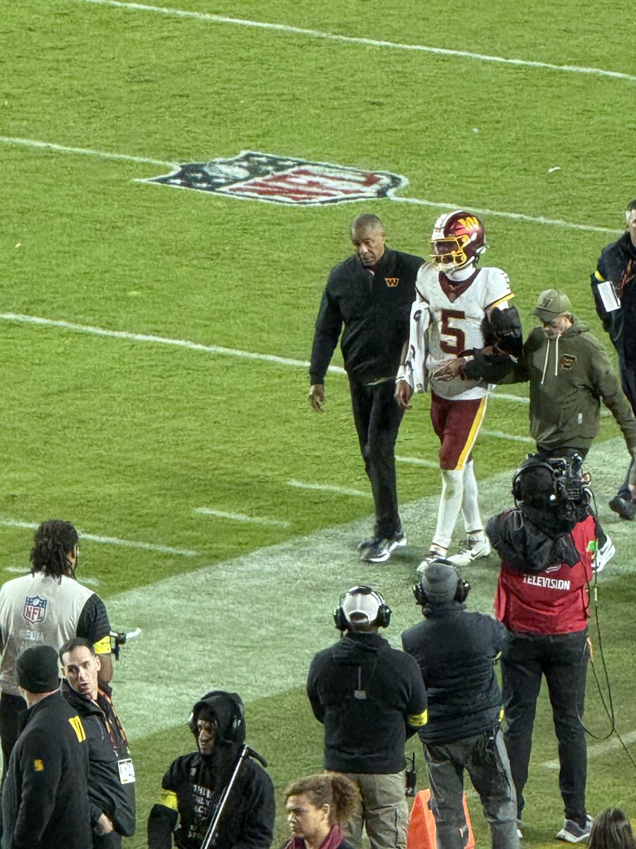 granthpaulsen's tweet image. Jayden Daniels is down and the team is gathered around him.

He’s walking off. Elbow injury. Looks gruesome. Plant arm pops as he’s bracing himself on the ground.

In an air cast.

7:31 to play. Down 31.