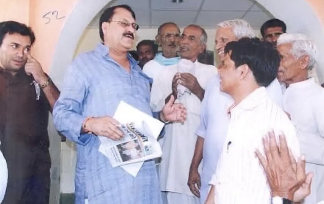 _DDS_Memorial's tweet photo. डीग-कुम्हेर के तत्कालीन विधायक श्री डॉ. दिगम्बर सिंह जी भरतपुर सर्किट हाउस में अपने निर्वाचन क्षेत्र के लोगों से मुलाकात करते हुए। 

लगभग: 2011, भरतपुर

#डॉदिगम्बरसिंह
#DrDigamberSingh https://t.co/b8o9iGYfJw