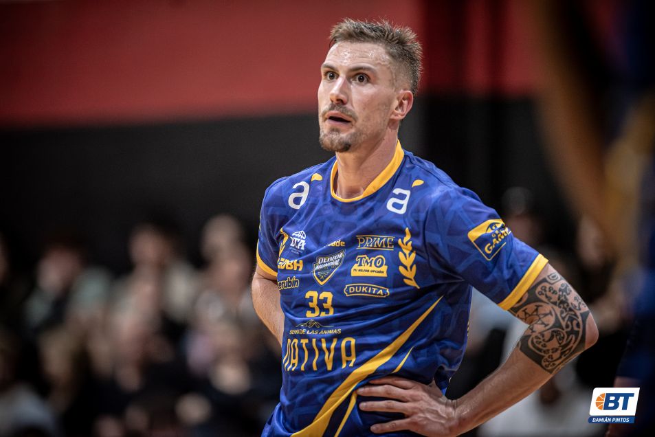 #DTAxBT | AV MILLÁN Y SUEÑO GRANDE 

En un cierre no apto para cardíacos, Amílcar Sánchez convirtió el triple que dio el triunfo a Olivol Mundial sobre Capurro, clasificando a los de Av. Millán a semifinales.

📝 <a href="/DanielA94840948/">Daniel Angel</a>
📸 <a href="/DamiPintos22/">Pelita ▕⃝⃤⁩⁩</a>

👉 acortar.link/J4swdB