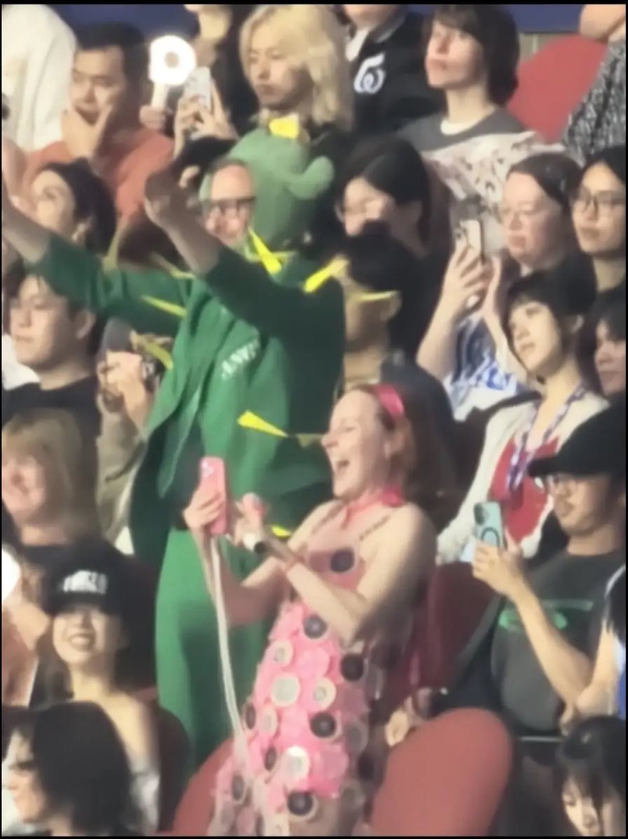 The moment Jihyo saw the cactus. I DID NOT PRESS RECORD. 😭 If anyone has a video of that moment it would be appreciated! 😭