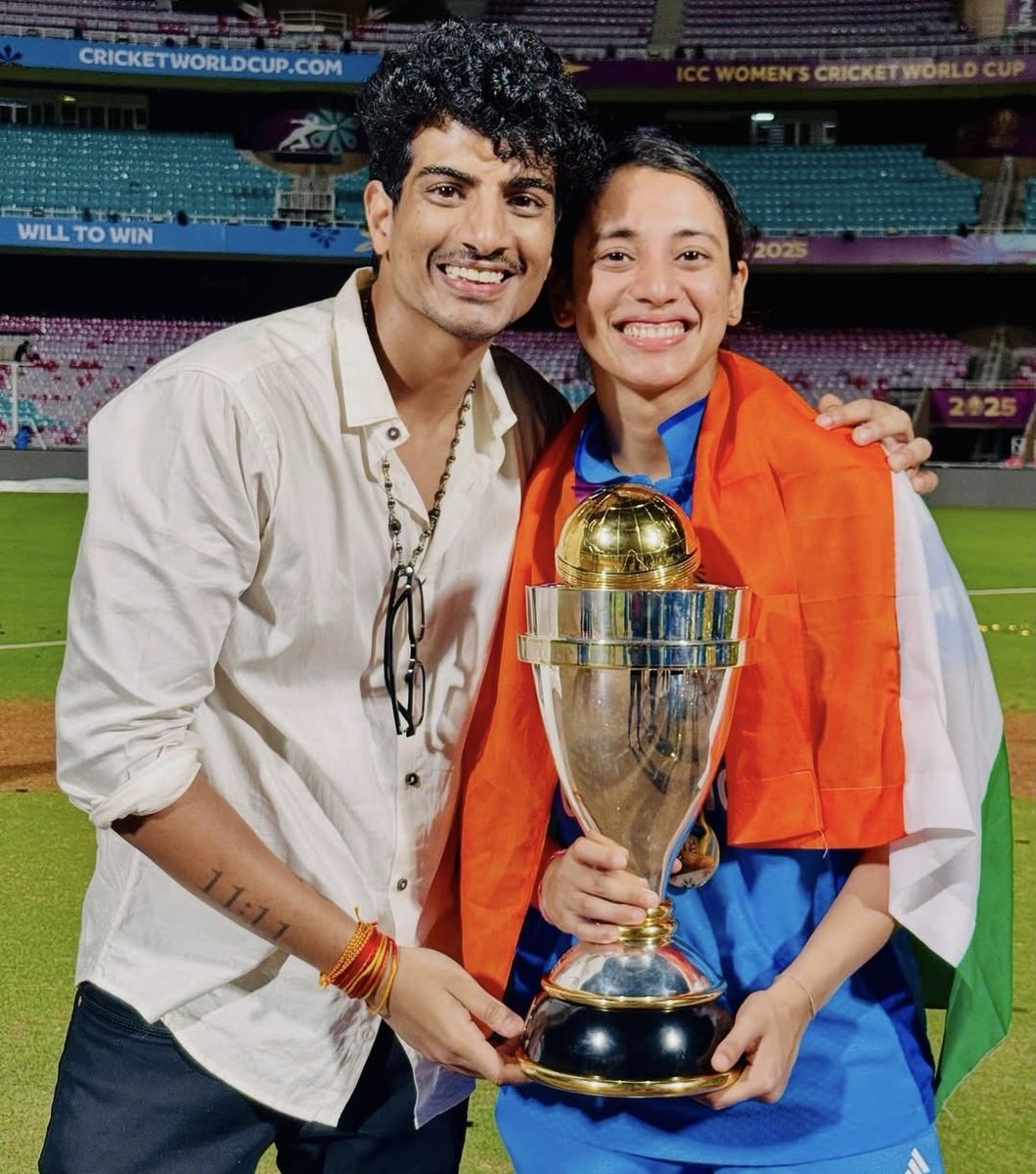CricCrazyJohns's tweet image. Smriti Mandhana &amp;amp; Palash Muchhal with the World Cup Trophy. ❤️

- A lovely picture.