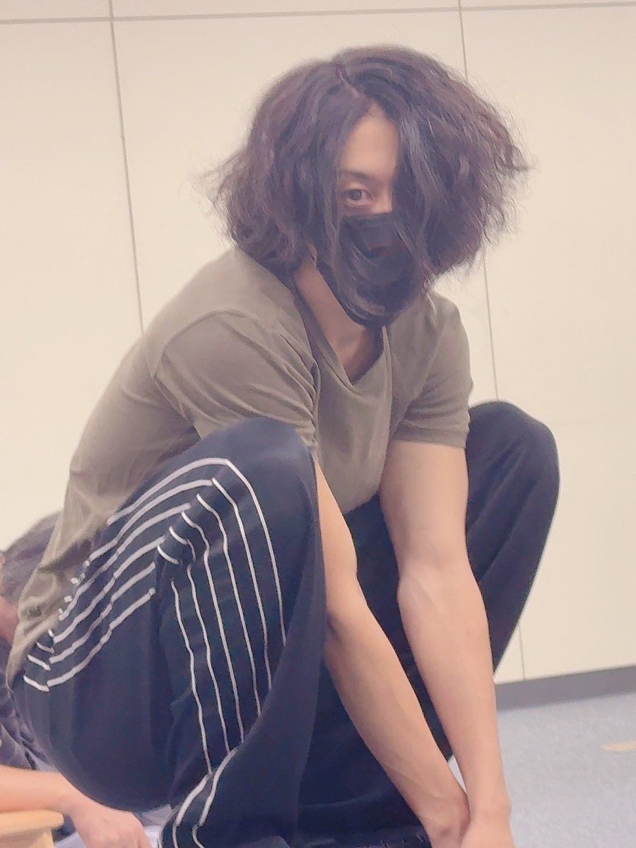 お稽古場写真どこどこ載せちゃう隊②

テング(お猿さん)役の寺井竜哉くん
不思議な魅力。目を惹くって、こういうことなのだろう。。。
そして、さりげない優しさがズルい（笑）
物語を荒らすのも竜哉くん。
と思いきやギュッと締めるのも竜哉くん。
観ていてワクワクさせてくれる！