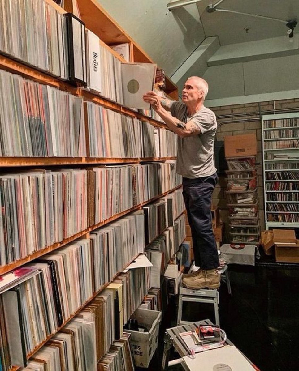 PunkRockStory's tweet image. Henry Rollins and part of his vinyl collection

#punk #punks #punkrock #hardcorepunk #henryrollins #history #punkrockhistory #vinyl #vinylcollection