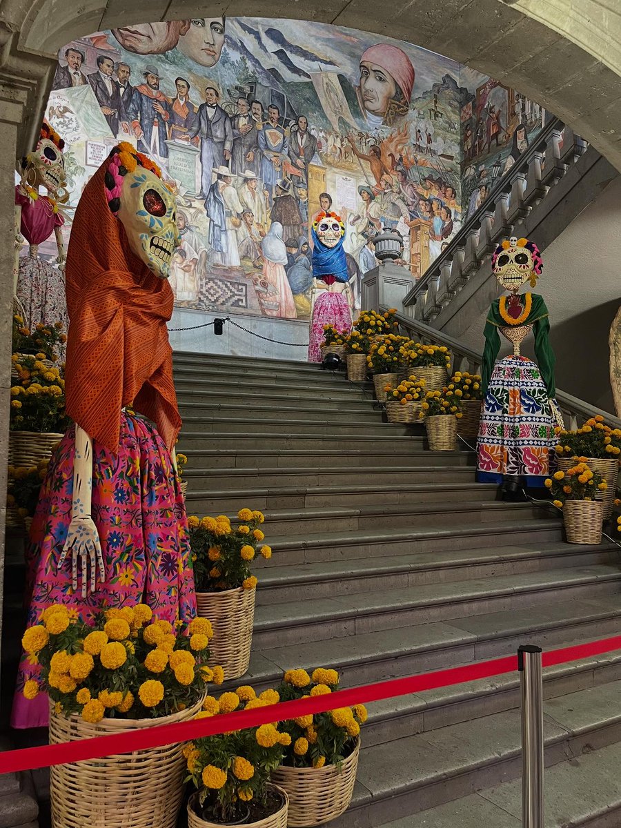 Buenos días #Oaxaca 
Le saludamos con una fotografía de Aleida Escamilla
(aleida.esca) este lunes 3 de noviembre. 
Un detalle en Palacio de Gobierno.