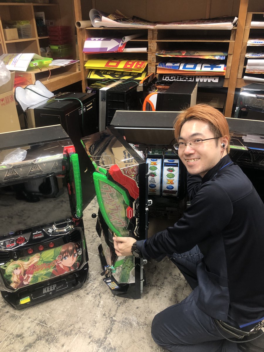 ABC_itoyoshida's tweet image. 恒例の入替作業風景✨

注目度が高い大好きな機種 #VVV2
作業中の笑顔は2倍増し🥰