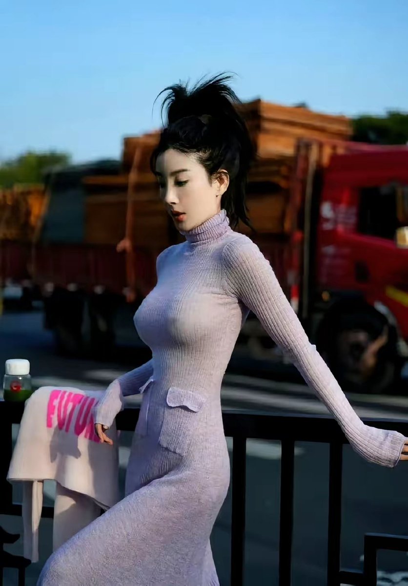 三月时装周，马卉一身荧光绿撞上紫内搭，外媒镜头追着她跑。
​有人担心亮色太炸，她偏把高饱和穿成大片