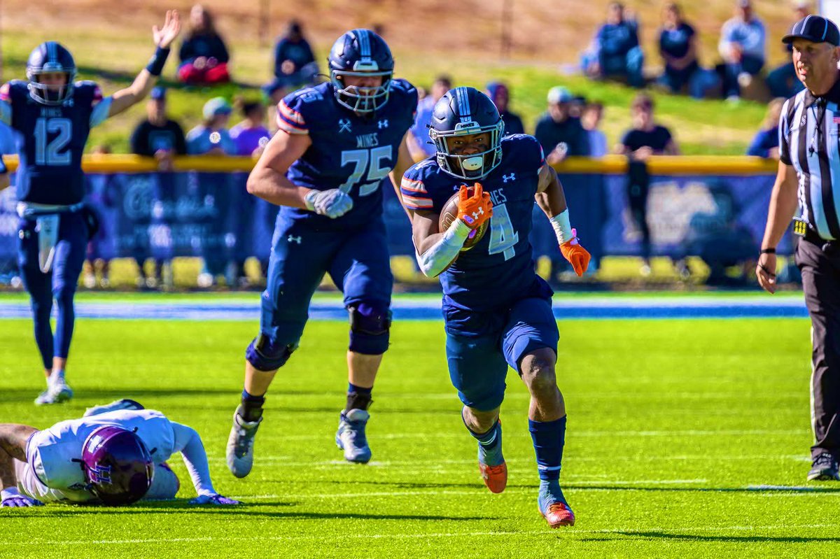 CoachYonBoone's tweet image. My boys ran hard this week!!!! Keep grinding.. #🎒 #HelluvaEngineer⚒️🏔️