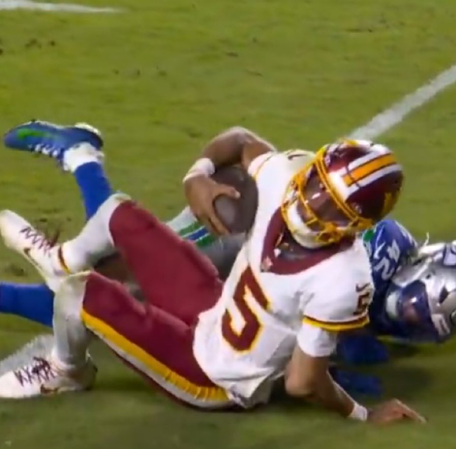 MLFootball's tweet image. 🚨🚨WARNING: GRUESOME🚨🚨

PHOTOS SHOW #COMMANDERS QB JAYDEN DANIELS ELBOW GOING THE COMPLETE WRONG WAY.

Daniels was immediately taken off the field and was wearing a cast.

This is just heartbreaking and awful.