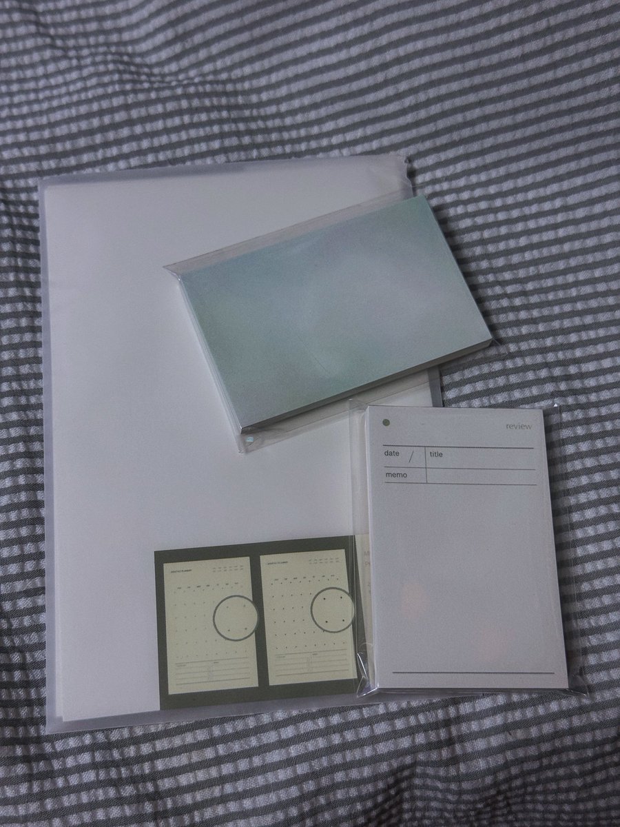 sweetminuszero's tweet image. 이벤트에 당첨되어 캘린더 엽서 세트와 떡메모지 받았어요😻
캘린더 엽서는 탄탄해서 벽에 붙여서 사용하면 좋을 거 같고👍🏻
떡메모지는 요즘 쓰는 다이어리랑 사이즈가 잘 맞아서 애용할 거 같아요🎶
실물이 더 귀엽고 예뻐서 좋아요-!
감각 없는 사람(=me)이 써도 그럴싸하게 보일 거 같은 느낌^_^