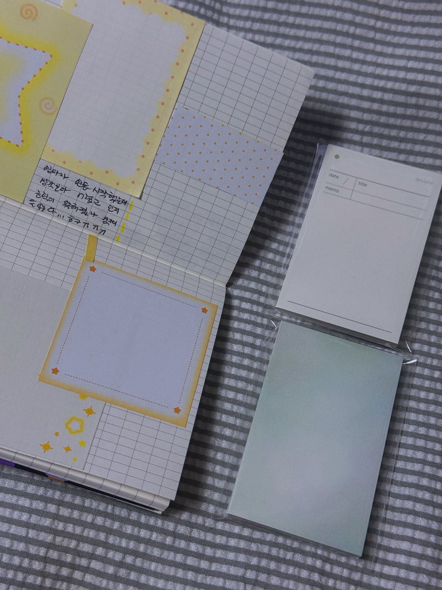sweetminuszero's tweet image. 이벤트에 당첨되어 캘린더 엽서 세트와 떡메모지 받았어요😻
캘린더 엽서는 탄탄해서 벽에 붙여서 사용하면 좋을 거 같고👍🏻
떡메모지는 요즘 쓰는 다이어리랑 사이즈가 잘 맞아서 애용할 거 같아요🎶
실물이 더 귀엽고 예뻐서 좋아요-!
감각 없는 사람(=me)이 써도 그럴싸하게 보일 거 같은 느낌^_^