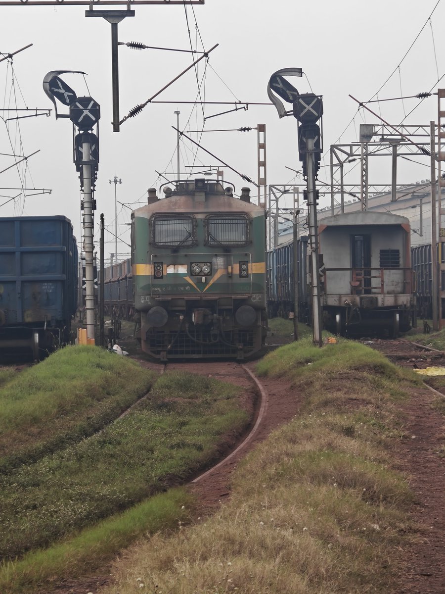 Indian Railways hauls record gains! 🚂

1️⃣ Freight earnings hit ₹14,216 crore — the highest ever in a single month.
2️⃣ Total loading: 133.9 MT (+2.3% YoY)
3️⃣ Non-coal goods driving the surge —
🔹 Steel +18.4%
🔹 Fertilisers +27.8%
🔹 Containers +5.7%
4️⃣ Coal steady at 65.9 MT