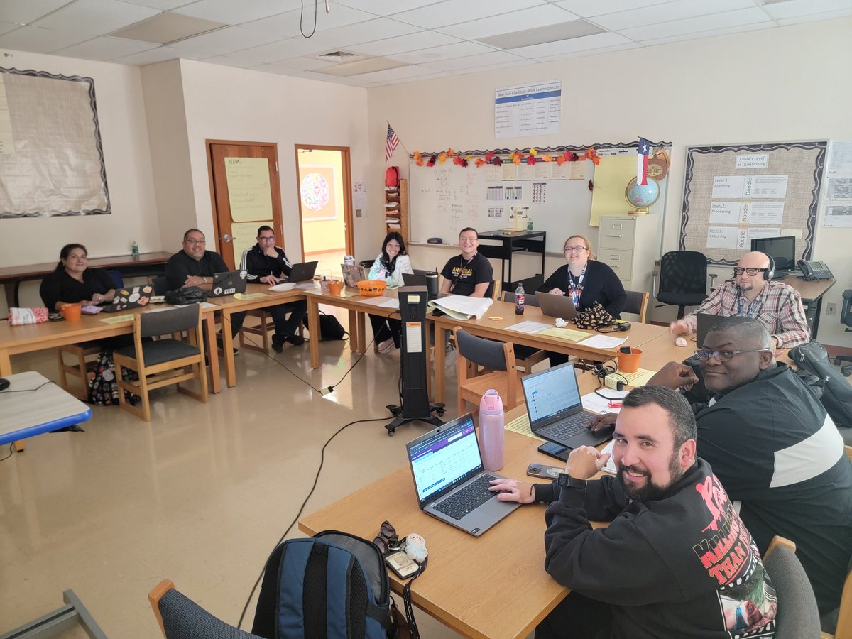BrendaJ2006's tweet image. @SanElizarioISD @GEMS_MIDDLE #SanEliNation #GEMSPRIDE @CoronaAlex_GEMS 
GEMS PD with Social Studies and electives. Strong collaboration and planning. Good job teachers!