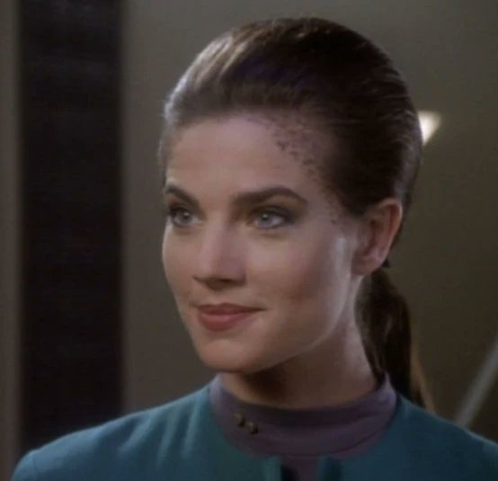 I’m not that big of a fan of “The Perfect Mate.” But I do like Famke Jansse’s performance as Kamala. It would have been interesting if she had accepted the role of Dax in DS9, but at least they kept her spots for the redesigned Trill. #TNGSunNight