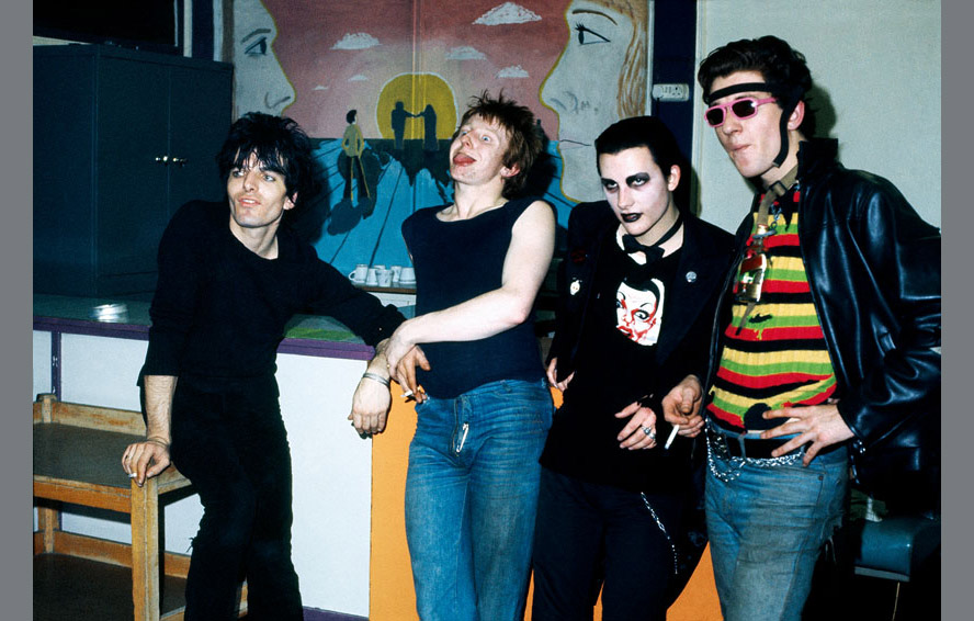 PunkRockStory's tweet image. 49 years ago - young punks at the beginning of their music career

The Damned: Brian James, Rat Scabies, Dave Vanian, Captain Sensible. November 1976

📸 by Sheila Rock 

#thedamned #davevanian #brianjames #captainsensible #ratscabies #sheilarock #punk #punkrock…