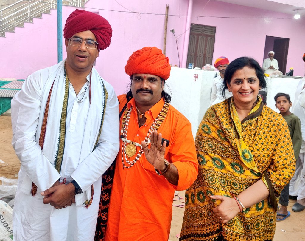 गुर्जर आरक्षण संघर्ष समिति एवं MBC समाज के अध्यक्ष श्री विजय बैंसला जी को जन्मदिन की हार्दिक बधाई एवं शुभकामनाएँ 
श्री सवाईभोज महाराज एवं भगवान श्री देवनारायण जी श्री साडू माता जी का आशीर्वाद आप पर सदैव बना रहे 
#shree_sawaibhoj_mahant_suresh_das_1008 
<a href="/VijaySBainsla/">विजय बैंसला | Vijay Bainsla</a>