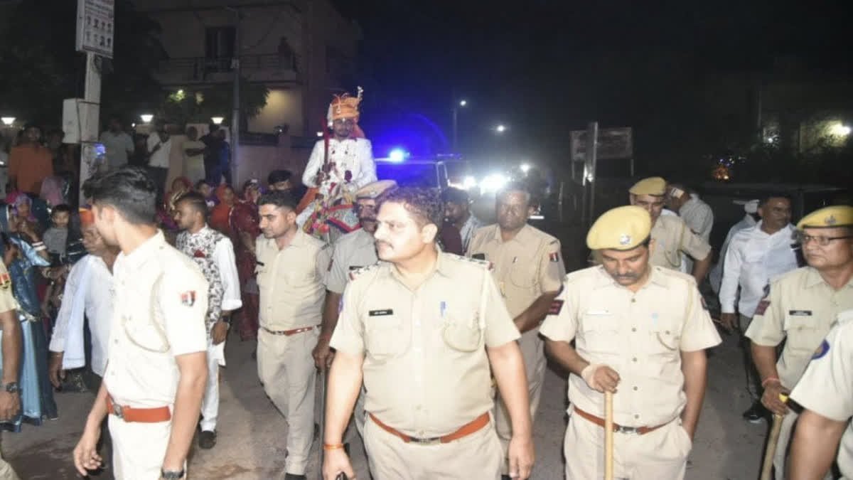 ETVBharatRJ's tweet image. आखिर जोधपुर में ऐसा क्या हुआ कि बारात के आगे चली पुलिस...जानिए etvbharat.com/hi/state/dalit… @PoliceRajasthan @CP_Jodhpur #PROCESSION #CUSTODY
#GROOMPLACEDONHORSE
#POLICEPROTECTION #WEDDING #Rajasthan