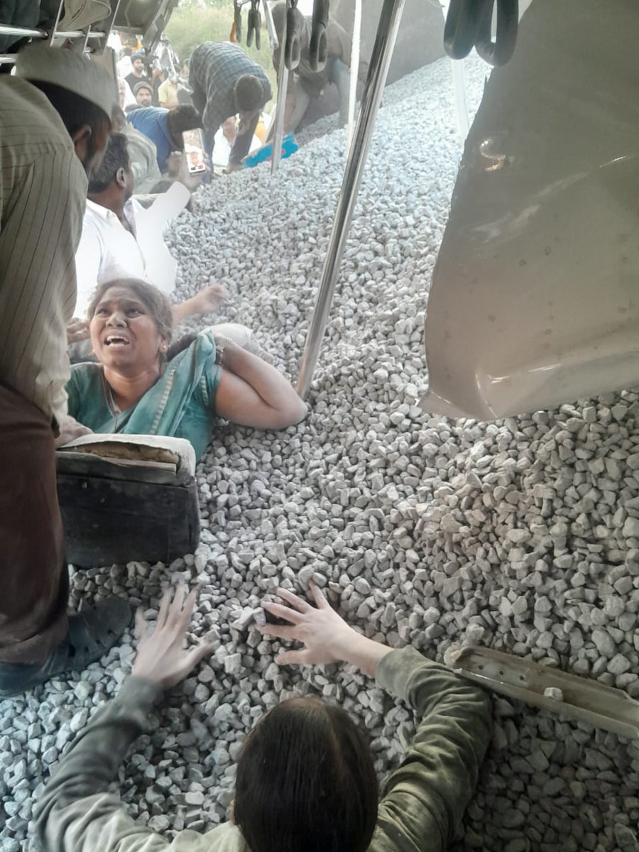 NewsMeter_In's tweet image. #Telangana ---

CM @revanth_anumula instructed the Ministers available nearby to rush to the accident site in #RangaReddy district without delay. 

He directed the District Collector to intensify the rescue and relief operations and to take all necessary measures to ensure…