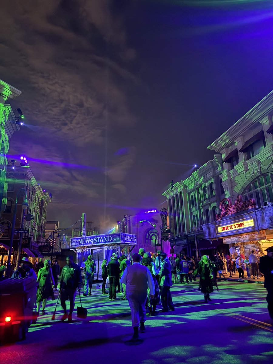 Jodicab22's tweet image. Goodbye to a hell of an #HHN! I had grand let’s close it out thoughts but my old hit. 

Thank you to everyone we saw tonight for saying hey! That’s what this is about! 

Thank you to all the people who make it happen! Be proud!

Goodnight! 

-spooky kids spooking kids