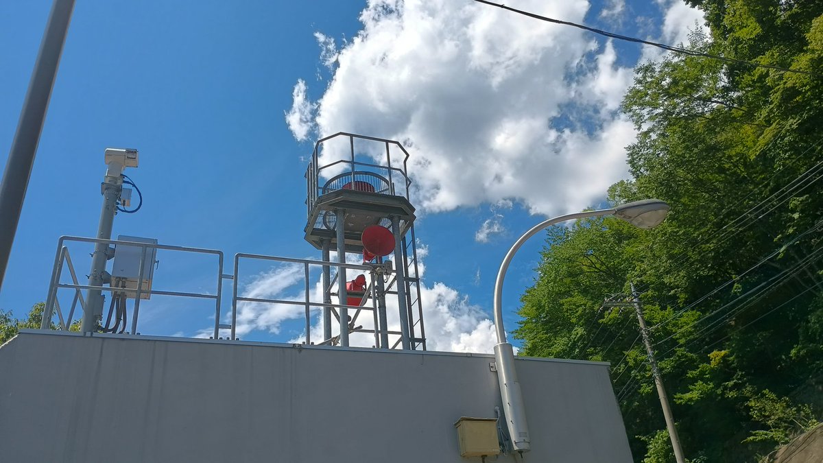 【#藤原ダム】①
　先日、藤原ダムへ５回目の訪問。
中之条ダム再訪等のついで。過去に何回も訪問しているため、少しだけ見学して終了。
　天端の道路は拡張しているため、下流側に張り出していた。これがなかったら、いわゆる えり と呼ばれる部分の色の変化がなかったと思う。