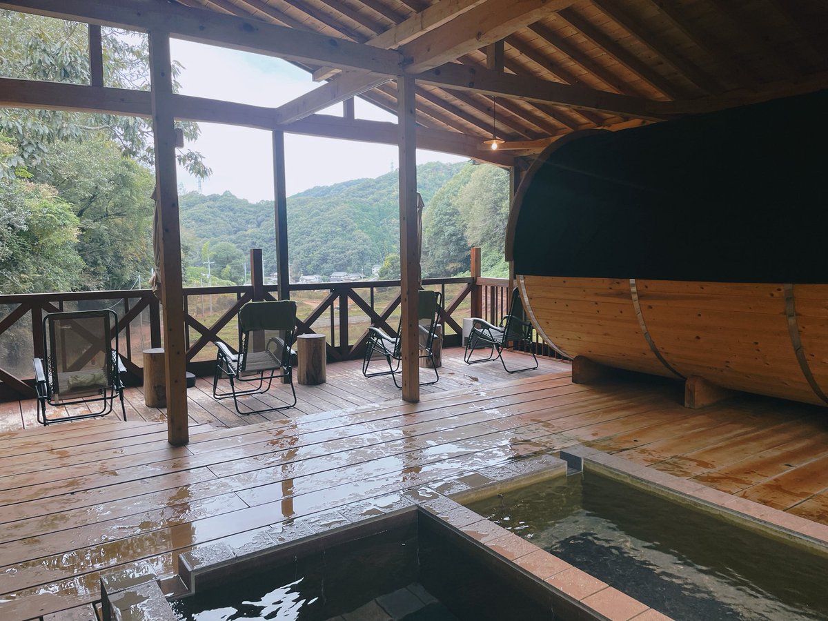 _nuu____'s tweet photo. 友達夫婦と山の中のサウナへ⛰️
開放的な空間に4人でも広々なバレルサウナ
水風呂は山水なのかな？しっかり冷たくて
温水もあるのが嬉しい！
草木の香りに包まれての至福時間で
心身ともにディープリラックス😌🌿 https://t.co/0IVYxAKg8C